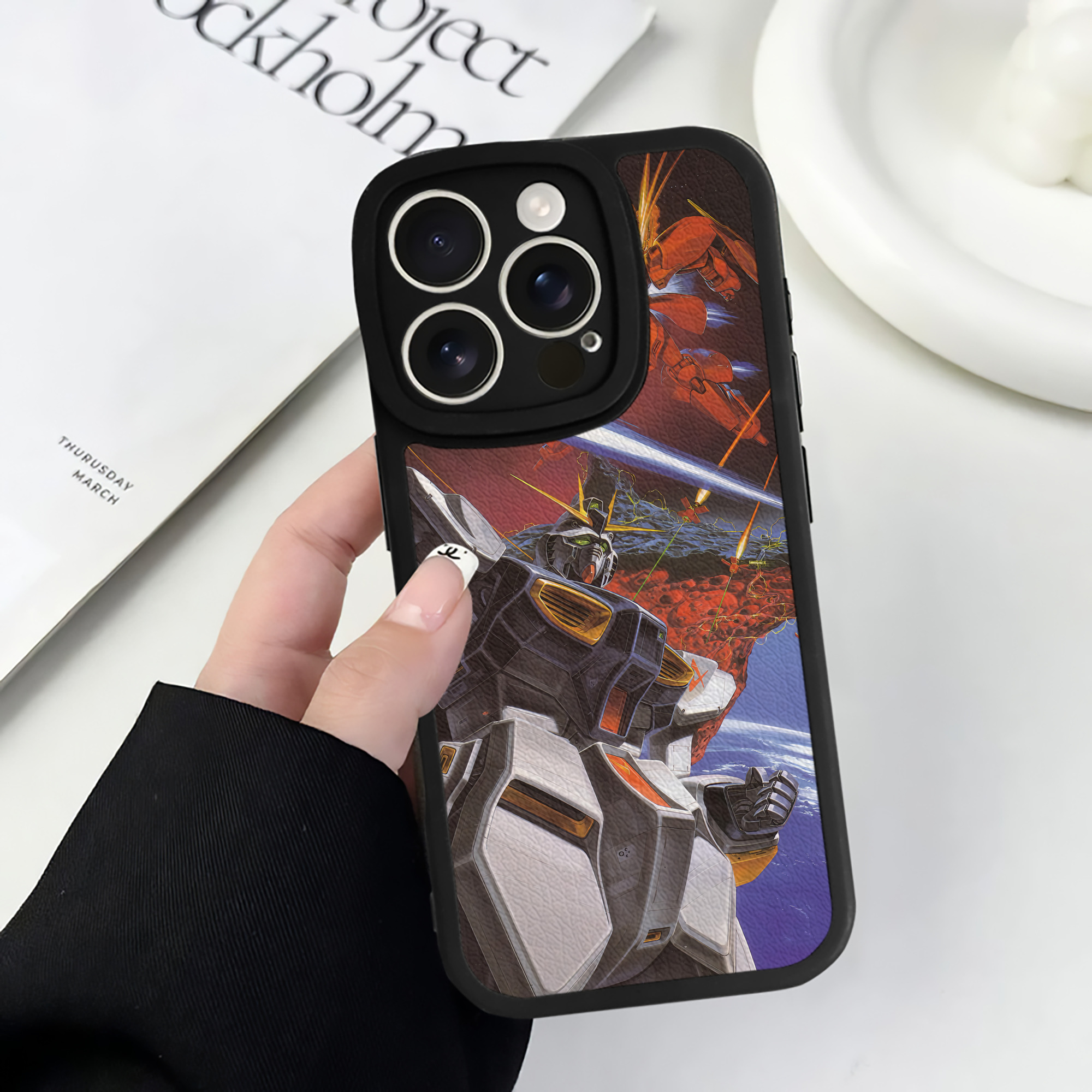 （画像用） 機動戦士ガンダム Mobile Suit Gundam 【iPhone 16シリーズ対応】シリコンスマホケース（レザー調） 材質：シリコン